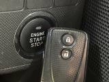 【キーフリーシステム】カバンやポケットに入れたままでもドアの施錠・解錠が可能なスマートキーを装備。エンジンのオン・オフ時もカギを取り出す必要が無いからとっても便利です♪