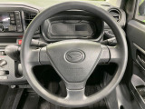 インテリアに合わせたデザインのステアリングは、運転される方のことも考え、運転しやすい形状、大きさです。是非一度、実際に触ってお確かめください。