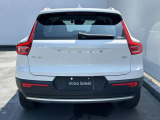 一目でボルボとわかる伝統的な縦長テールランプには後続車にボルボと認識させ、緊急ブレーキの際にはブレーキランプを点滅させ後続車に危険を知らせます。