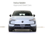 EVエクステリアならではのフロントシールドデザイン、ボルボアイデンティティを進化継承する印象的なトールハンマーライトが、自信に溢れたモダンなフェイスを表現。