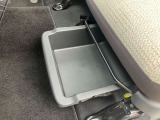 助手席シート下にも収納があります