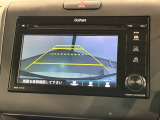 リバースギアに入れるだけで後方の表示へ切り替わります。夜間や雨の日の駐車も楽になりますよ。