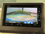 リバースギアに入れるだけで後方の表示へ切り替わります。夜間や雨の日の駐車も楽になりますよ。