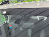 【アイサイトVer3】前方の車両等を検知し、衝突しそうな時は警報で注意を促し、ブレーキを踏む力をサポート。ブレーキを踏めなかった場合は衝突被害軽減ブレーキが作動、衝突回避をサポートします。