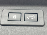 【OPパワーバックドア】スマートキーや運転席のボタンを押すだけでリアゲートが自動で開閉します!荷物を持っている時や、高い位置にあるバックドアを閉める際に便利な機能です♪