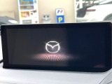 【8.8インチマツダコネクト】車内の雰囲気にマッチした大型のディスプレイ。スマホ接続でのナビ使用やBluetooth再生等、様々な機能が楽しめます。直感的なダイヤル操作が可能で、使い勝手も良好です。