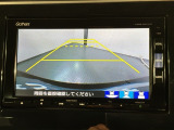 リバースギアに入れるだけで後方の表示へ切り替わります。夜間や雨の日の駐車も楽になりますよ。