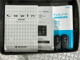 スマートキーは鍵をバッグに入れたままでもドアロックの開閉やエンジンのON・OFFができます。夜間や雨の日も鍵を探さなくて良いので便利です。