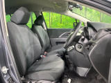 運転席まわりには十分なスペースがあり、大柄な方でもゆったり運転していただける環境です。
