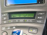 【オートエアコン】一度お好みの温度に設定すれば、車内の温度を検知し風量や温度を自動で調整。暑い&hellip;寒い&hellip;と何度もスイッチ操作をする必要はありません。快適な車内空間には必須の機能ですね♪