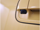 バックカメラが付いているので後方確認が非常にしやすいです。今や運転初心者も熟練者も必須装備!ついていて損はないですね♪