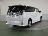 リヤサスペンションは、高級車の定番ダブルウィッシュボーンを採用。優れたコーナリングと乗り心地を実現。