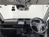 シンプルながら機能性あふれる運転席周りです。 使いやすいスイッチ類の配置によりとても運転しやすいですよ。