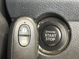 【キーレススタートシステム】カバンやポケットに入れたままでもドアの施錠・解錠が可能なスマートキーを装備。エンジンのオン・オフ時もカギを取り出す必要が無いからとっても便利です♪