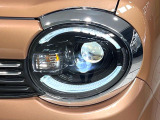 【LEDヘッドライト】悪天候や夜間走行時も良好な視界を確保し安心して運転できる高輝度LEDヘッドライトを装備!点灯速度が早く、消費電力も抑えられています。