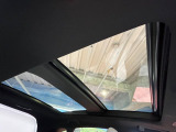 【サンルーフ】開放感たっぷりの希少装備、サンルーフが装着されています!車内に明かりを取り入れたり景色を楽しむ以外にも、車内の空気も簡単に換気できて快適です!