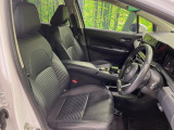 【ハーフレザーシート】高級感と座り心地を両立した人気のシート♪背面・座面のファブリック素材は、通気性の良さや滑りにくさに優れています。気温や服装に左右されず快適にお乗りいただけます。