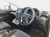 運転席周りのレイアウトをご覧ください。ナビゲーションが綺麗に装着されすっきり収まってますね!