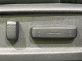 【パワーシート】スイッチ一つで簡単にシートの微調整が可能!電動だから力もいりません!快適なシートポジションにセットして、快適なドライブをお楽しみください。