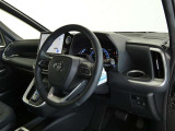 見通しのよいすっきりとした視界で、誰でも運転しやすいです。運転のしやすさは疲れにくさにも繋がりますよ♪