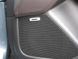 BOSEサウンドシステムを搭載。「良い音を出す」ではなく、その車種のごとに特徴を計算(車種専用設計)し、「反響音」を作り出すことによってどの座席でも自分中心で音が聴こえ、「心地よい空間」を作り出します。