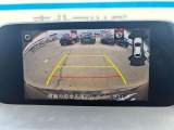 後退時に車両の後ろ側をモニター画面に表示します。車庫入れなどでバックする際に後方確認ができて便利です。車庫入れが苦手な人もこれで安心。