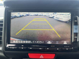 【バックモニター】後方の障害物や歩行者を確認できるバックモニター。狭い駐車場や混雑した場所でも安心して車を操作できます。