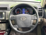インテリアに合わせたデザインのステアリングは、運転される方のことも考え、運転しやすい形状、大きさです。是非一度、実際に触ってお確かめください。