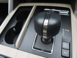 CX-60のシフトレバーです。MTモード付きの8ATで、しなやかな走りを支えます。また、足元にはフロアマットも装着済みです。