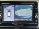 アラウンドビューモニターです。上空からお車の周りを見る感覚で表示されますので、車庫入れも簡単