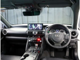 デザインもよく、居心地のよい運転席ですね。分かりやすいスイッチ類ですから操作もしやすく運転をサポートします。