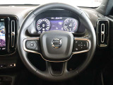 ステアリングはXC60などと同様の3本スポークですが、よりスポーティーなデザインとなっています ステアリングスイッチも充実しており、手を離すことなく機能を操作できます