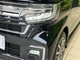 【LEDヘッドライト】悪天候や夜間走行時も良好な視界を確保し安心して運転できる高輝度LEDヘッドライトを装備!点灯速度が早く、消費電力も抑えられています。