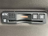【ETC】有料道路を利用する際に料金所で停止することなく通過できる、ETC車載器(ノンストップ自動料金収受システム機器)が装備されています。セットアップを行うことで利用可能になります。