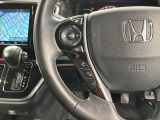 ステアリングにオーディオ操作スイッチが付いています。オーディオ画面に直接タッチしなくても操作が出来ますので、運転に集中できます。