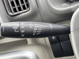 【オートワイパー(AUTO)】雨が降り出した時に、雨滴検出用センサー(レインセンサー)が雨滴を感知すると、自動でワイパーが動作します。
