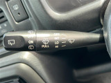 【オートワイパー(AUTO)】雨が降り出した時に、雨滴検出用センサー(レインセンサー)が雨滴を感知すると、自動でワイパーが動作します。