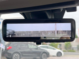 【スマートリヤビューミラー】後席の大きな荷物や同乗者で後方が確認しづらい時でも安心!カメラが撮影した車両後方の映像をルームミラー内に表示。クリアな視界で状況の確認が可能です!