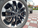 ●純正17インチアルミホイール:輸入車ならではの卓越した走りを支えるホイールと足回りです!日本車の走りに慣れている方にもぜひ体感して頂きたいほど、高いレベルでまとまっています!