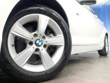 ●純正16インチアルミホイール:輸入車ならではの卓越した走りを支えるホイールと足回りです!日本車の走りに慣れている方にもぜひ体感して頂きたいほど、高いレベルでまとまっています!