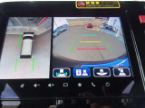 360度ビューカメラを搭載。4方の小型カメラの映像を処理し、車両真上からの映像に変換しています。