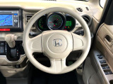 インテリアに合わせたデザインのステアリングは、運転される方のことも考え、運転しやすい形状、大きさです。是非一度、実際に触ってお確かめください。