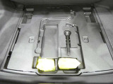 パンク修理剤とエアーポンプのセットです。スペアタイヤは装備していませんが空いたスペースを小物入れとして使用できます