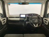 【前方視界】開放的な前方視界!運転がしやすく疲れにくいです♪窓が大きく、見通しがとっても良いおクルマですよ♪