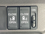 【両側パワースライドドア】スマートキーや運転席のスイッチで後席両側スライドドアの開閉が可能♪電動だから力を入れてドアを開ける必要が無く、小さなお子様でも簡単に開け閉めでき快適です♪