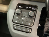 【オートエアコン】一度お好みの温度に設定すれば、車内の温度を検知し風量や温度を自動で調整。暑い&hellip;寒い&hellip;と何度もスイッチ操作をする必要はありません。快適な車内空間には必須の機能ですね♪