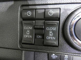 電動スライドドアのスイッチで車内からもスライドドアの開閉ができます。イージークローザー機能で半ドアになることも防止してくれます。