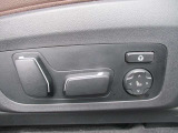 運転席メモリー付きフロント電動シート装備。