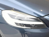 【LEDヘッドライト】明るく眩しいハイビームを先行車や対向車に照射しないオートハイビームを備えたLEDヘッドライト。北欧神話に登場するトールハンマーをモチーフにした、一目でボルボとわかるデザイン。