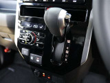 CVT(無段変速)のオートマチックです。インパネシフトがとても使い易く足元がスッキリ